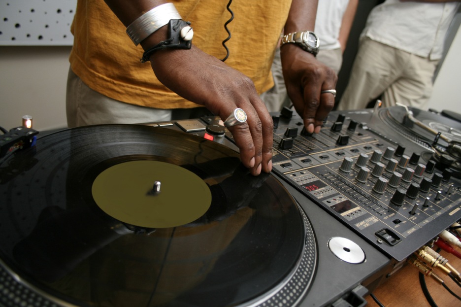 DJs acting as independent contractors